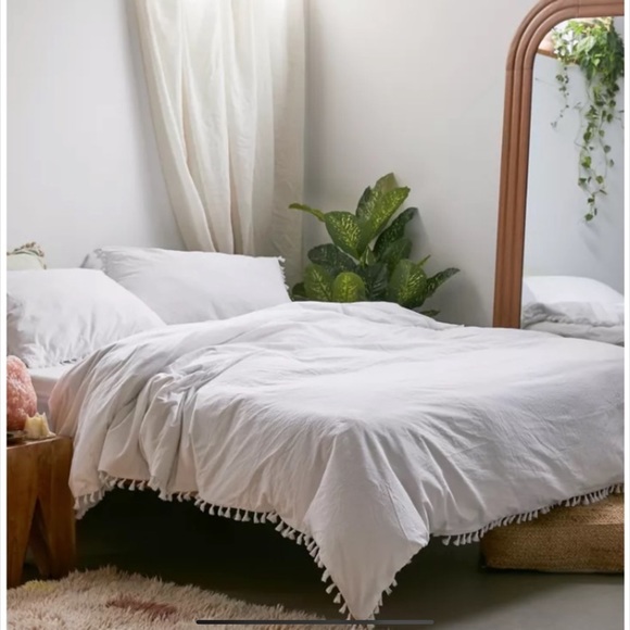 Urban Outfitters Other - NWT Urban Outfitters White Tasseled Twin Duvet Cover